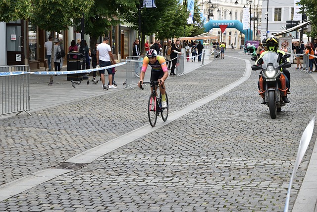 益激烈的背 益激烈的背